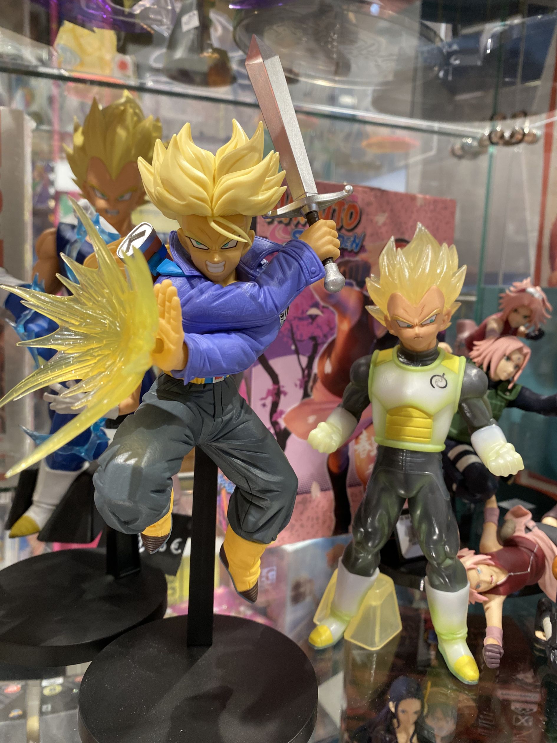 Figurines manga en vitrine, détail